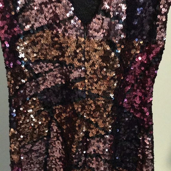 EUC BEAUTIFUL FITTED SEQUINED DRESS. GEOMETRIC PATTERN.NICE V BACK NECKLINE SZ 6 - Picture 5 of 6